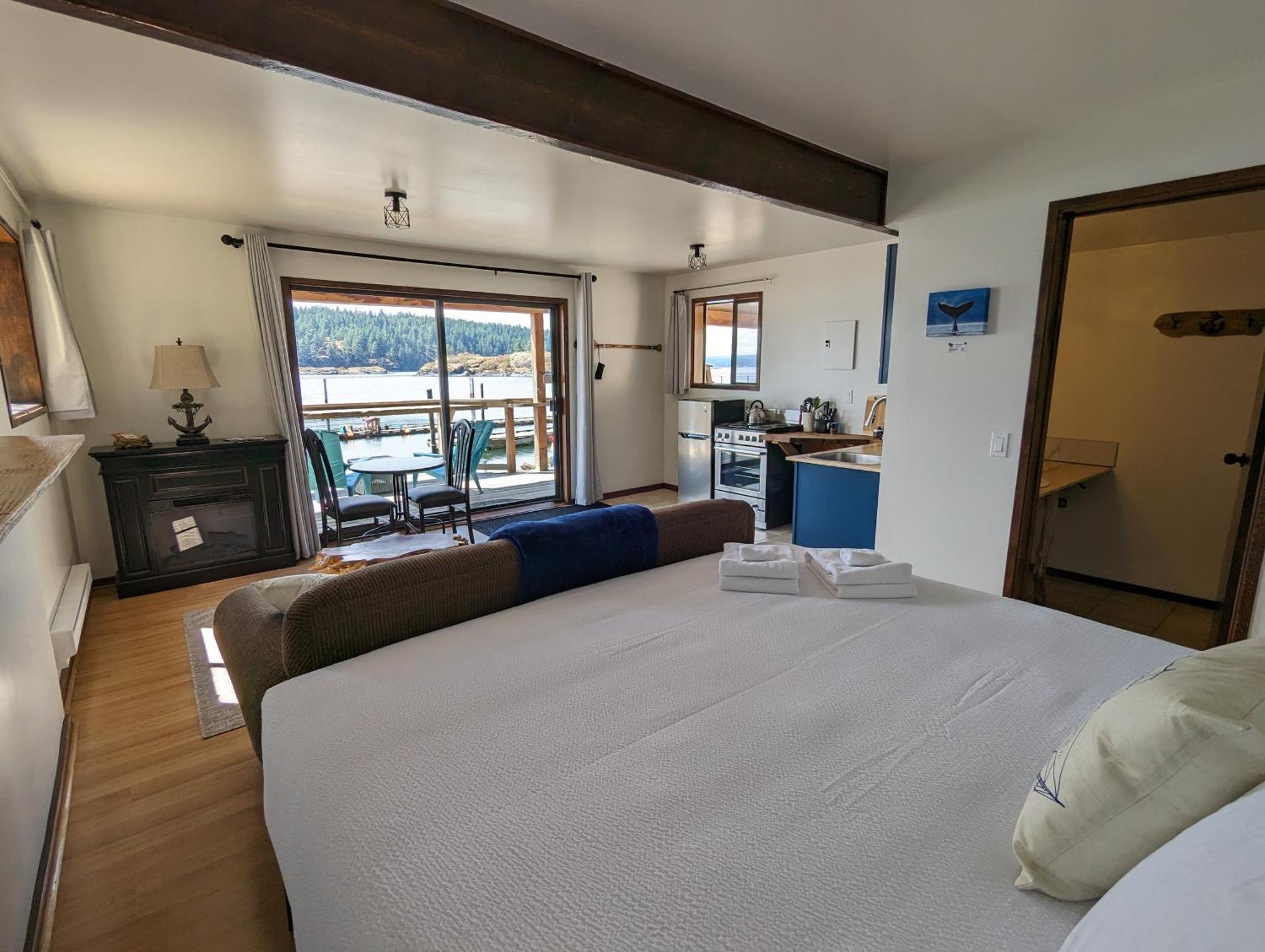 Jade Resort-Oceanfront Suites In Gowlland Harbour Heriot Bay 외부 사진